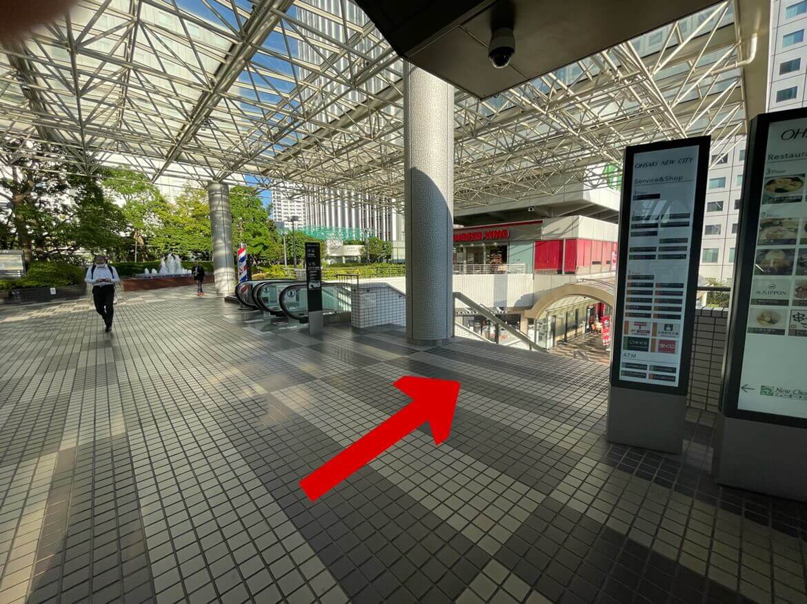 そのままスカレーターで降り、直進してください。