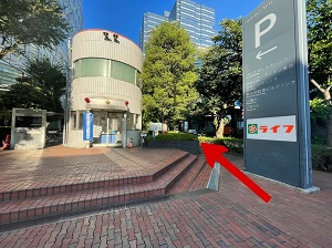 直進した先に交番があるので、交番を左に曲がってください。