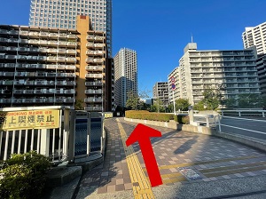 そのまま進んでいただくと橋がありますので、橋を渡ったら更に直進してください。