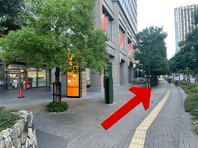 進んでいただくとセブンイレブンが左手にございますので、前を通り過ぎ、更に直進してください。