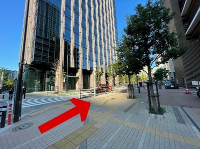 住友不動産大崎ツインビル東館を右に曲がります。