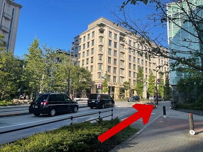 御殿山小学校を右手に進みます。