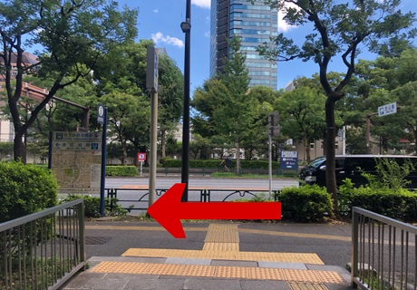 地上へでたら左折