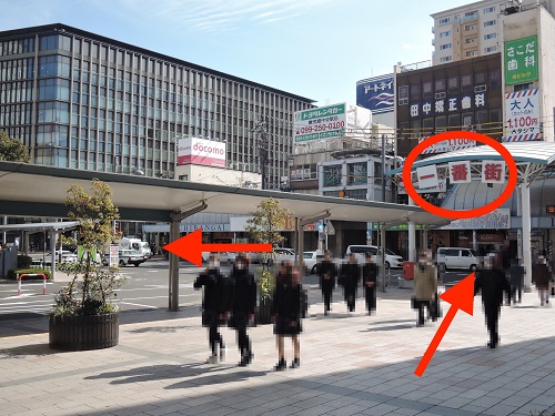 ②横断歩道を渡り左へ