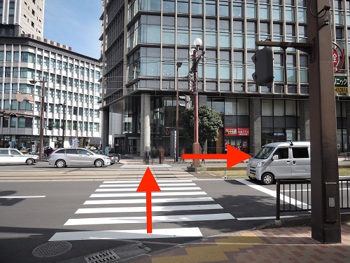 ③信号を渡り右へ