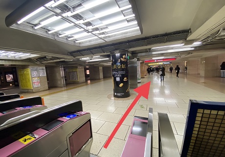 三越方面改札から出る
(半蔵門線は構内で繋がっています)