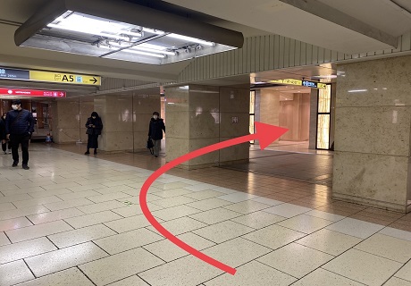 A4出口方面へ
エレベーターに乗り1階へ上がります