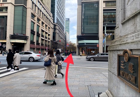 降りたら信号を渡って300m直進します