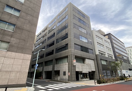 進行方向左手側にビルがあります
（一階に郵便局があります）
横断歩道を渡ってビルへ入ります