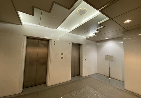 エレベーターで7階会議室へお上がりください