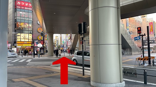 八王子駅北口を出て、バスロータリーを過ぎて一つ目の交差点を直進します。