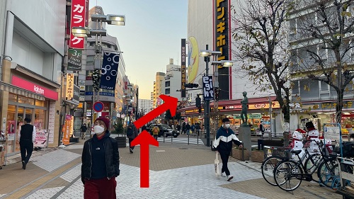 しばらく進むと右にドン・キホーテ、左にスシローが見えるのでその角を右に曲がります。