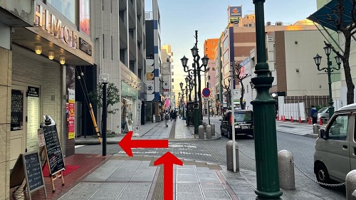 ダイニングバーHIMORを左に曲がりましたら少し進んで左手にございます。