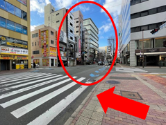 ドラッグイレブンの交差点は、横断歩道を左に渡り、ガラス張りのビルの方面に進んでください。