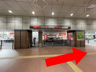 {red}西鉄福岡天神駅南口{/red}を出て、右に曲がります。