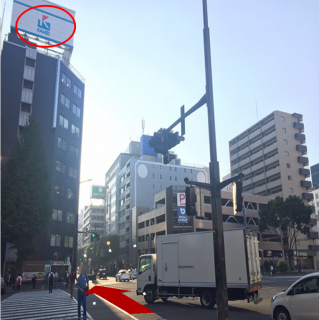 カメイの大きな交差点を、直進。