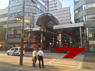 右側にカレーハウスCoCo壱番屋がある交差点を右に渡る。