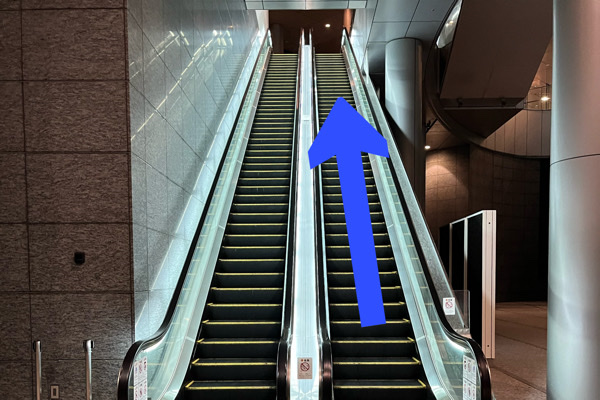 進んでいくとエスカレーターがあるので登ります