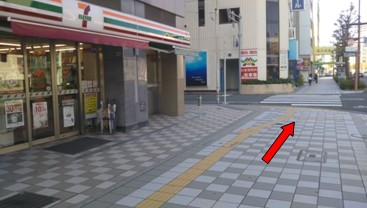 道なりに直進いただくとセブンイレブンが見えます。その先の横断歩道を横断してすぐ左手に見えるカラフルなビルが
浜松ラウンジがあるビルです。