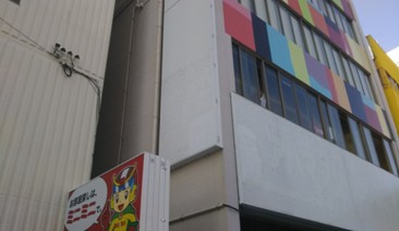 カラフルなビル（板屋町AMSビル）に入り、エレベーターで２Fに上がっていただくと、PARTY☆PARTY浜松ラウンジ到着です。♪気をつけてお越し下さい。心よりお待ちしております。