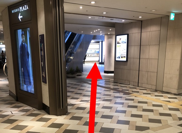 「オオサカガーデンシティ」の地下通路の左手側に{red}「ハービスPLAZA」の案内{/red}が出ている角で、左に曲がってください。
