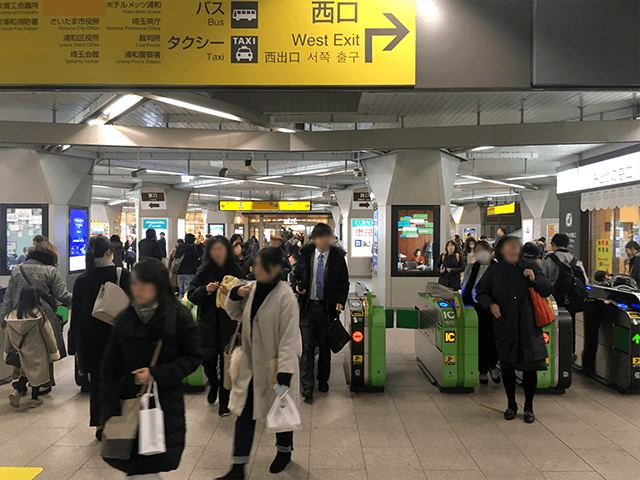 中央改札口を出たら、{red}「西口方面」{/red}へ