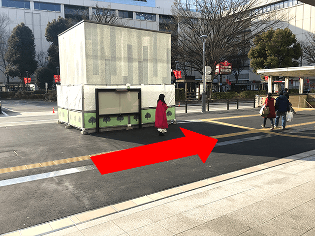 駅構内を出たら、右、{red}「伊勢丹方面」{/red}へ向かってください。