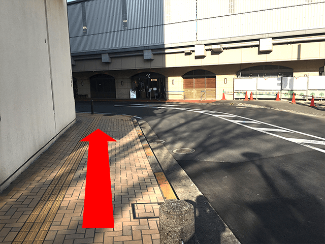 伊勢丹脇、右を直進してください。