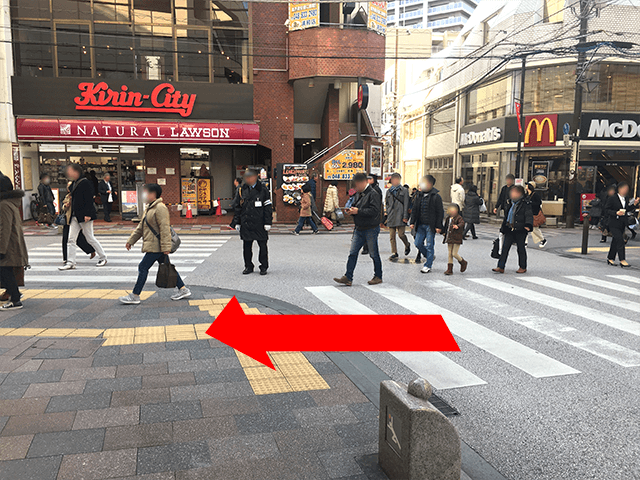右手{red}「マクドナルド」{/red}正面に{red}「キリンシティ」{/red}の十字路を左へ