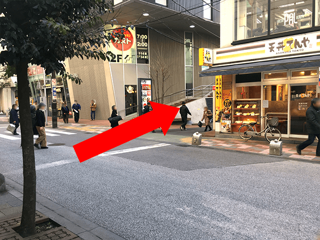 {red}「てんや」{/red}を目安に右へ進んでください。