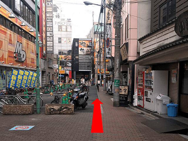 こちらの道を直進してください。
来た道を背にしていただき、《MEGA DIVAS》の斜め右手が会場入り口です。
