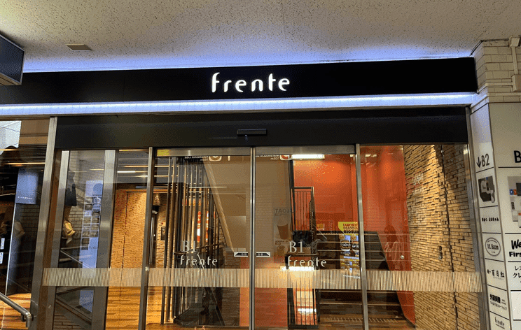 こちらのエントランス内へ。