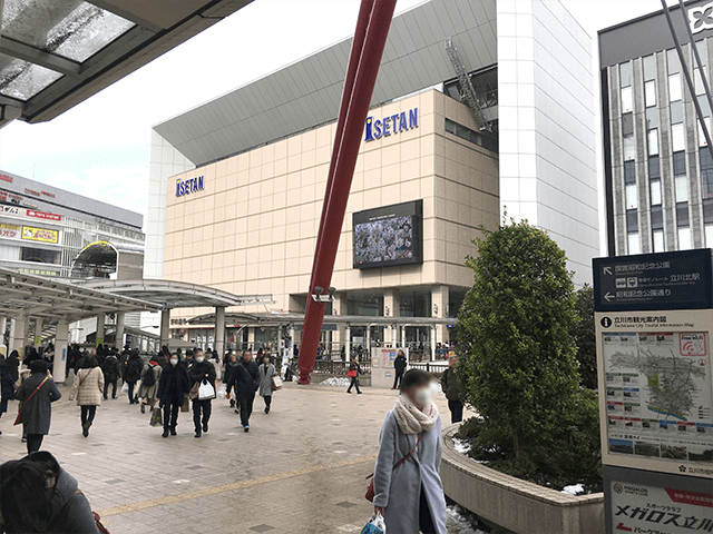 {red}「伊勢丹」{/red}目指し直進してください。