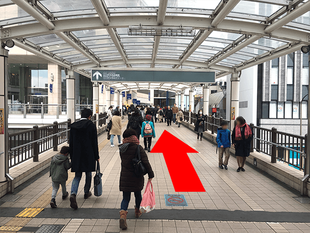 {red}「伊勢丹」{/red}前のトンネルを直進し、{red}「伊勢丹」{/red}横を直進してください。