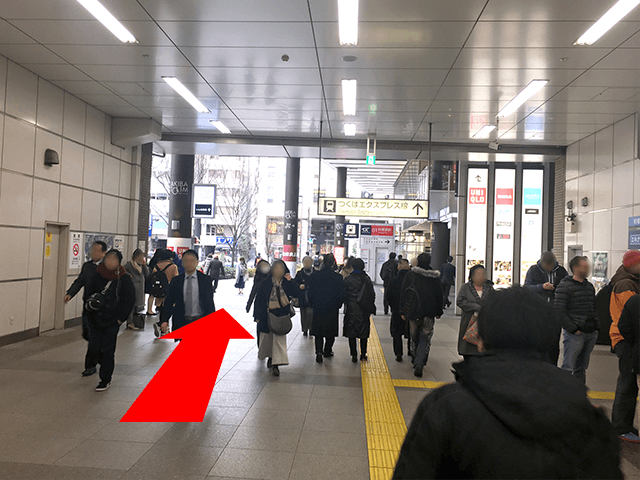 こちらを直進してください。