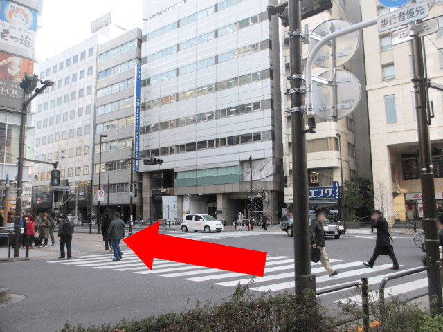 駅構内から直進後、{red}「一番最初の交差点」{/red}を渡って直進してください。