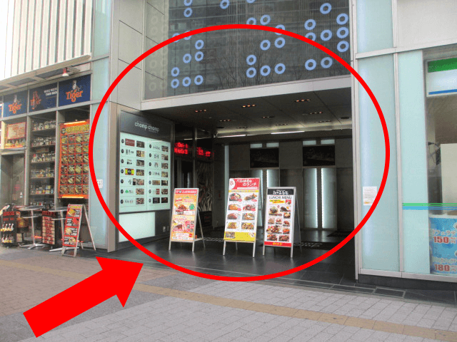 1階に{red}「ファミリーマート」{/red}がある{red}「 チョムチョム秋葉原 6階」{/red}が会場です。