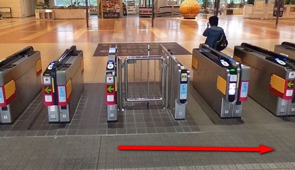 万博記念公園駅から改札を出て左に進みます。