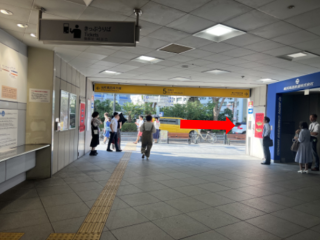 改札を出て左に5番出口を出たら右に曲がります