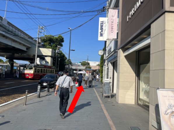 大きい交差点に当たるまで直進します