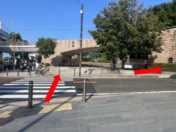 交差点に当たったら横断歩道を渡り右折して坂を上ります