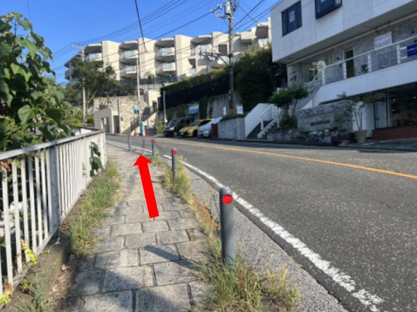 白い建物があり、まだ直進します