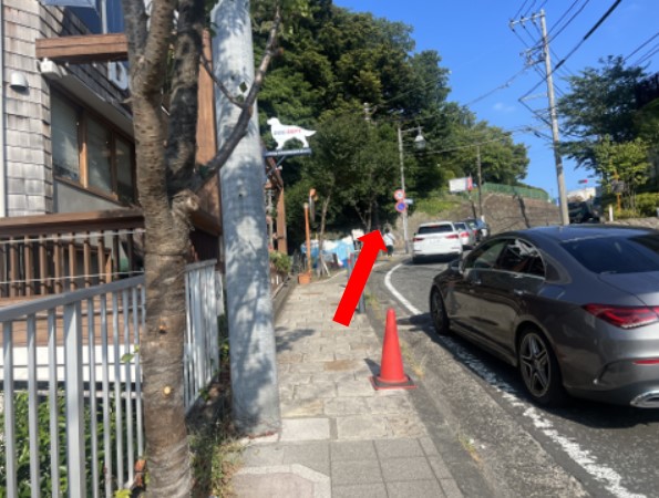 左側にドックカフェが見えてきたらもう少しです