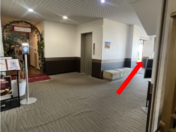 フロントを入ったら左に進み奥の扉までお越しください