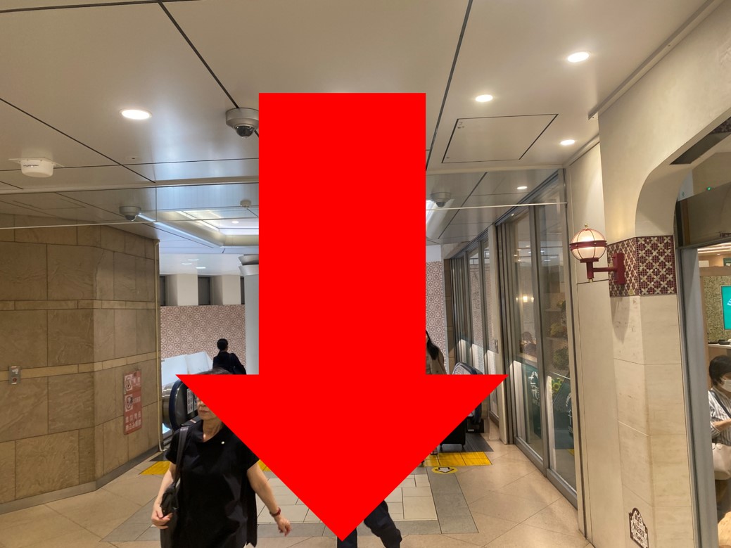 ③エスカレーターを下って１階へ。