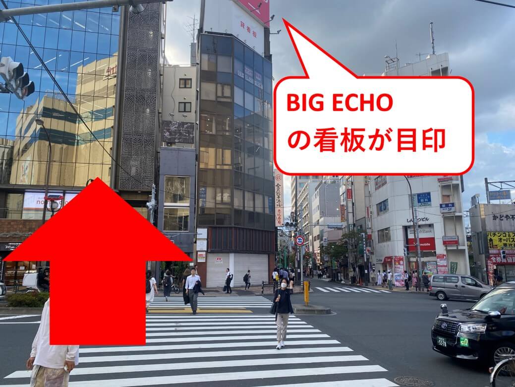 ⑤右に進んですぐの横断歩道を渡ります。