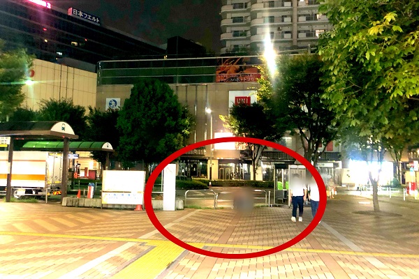 広場のバス停、公衆電話付近にお越しください。