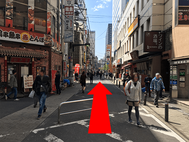 「ピアきんしちょう」の看板をくぐり、直進してください。