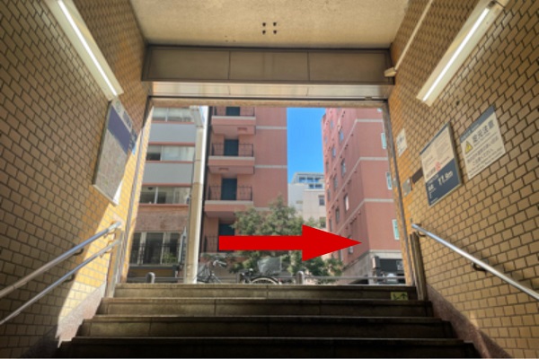 ②7番出口を出たら右折します。