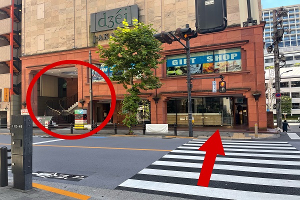 ③横断歩道を渡り赤丸まで進みます。